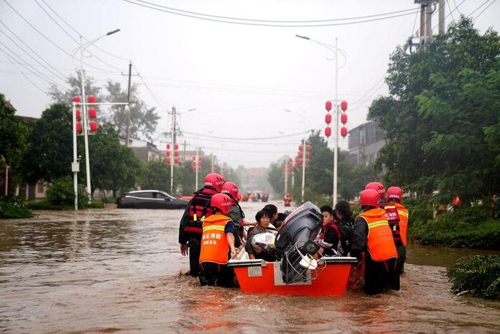 中国の集中豪雨の救助活動