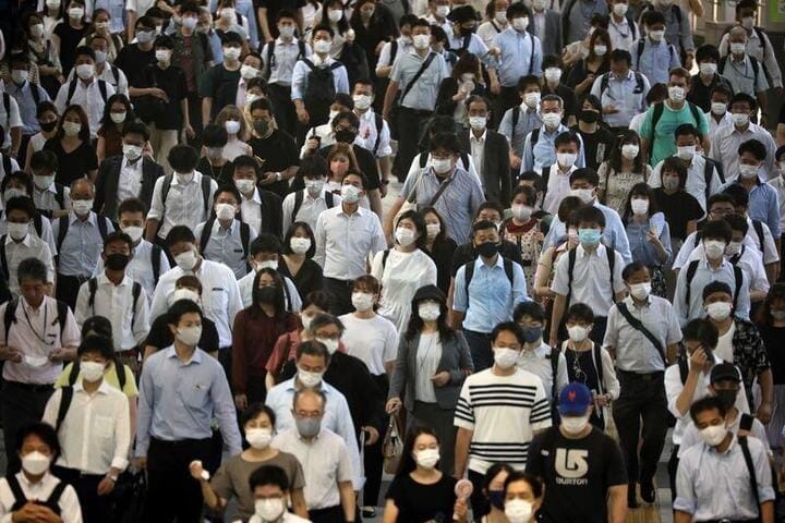新型コロナウイルスの感染が拡大する中、通勤者で混み合う品川駅