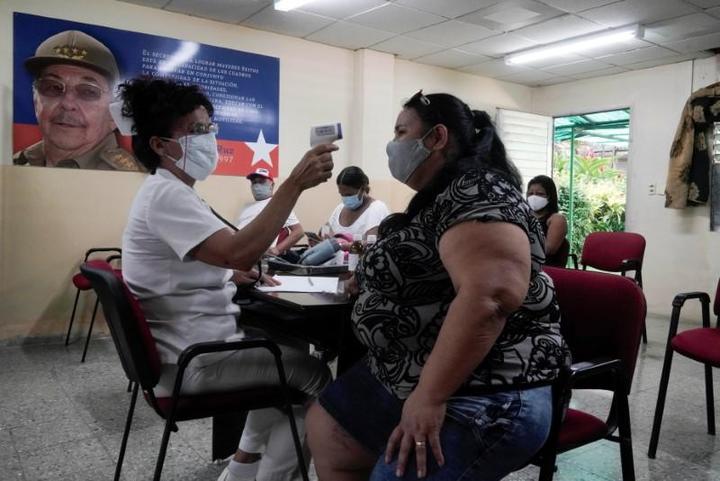 ハバナのワクチン接種施設で、接種後に検温を受ける女性