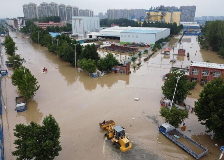 豪雨で冠水した中国・鄭州市の市街地