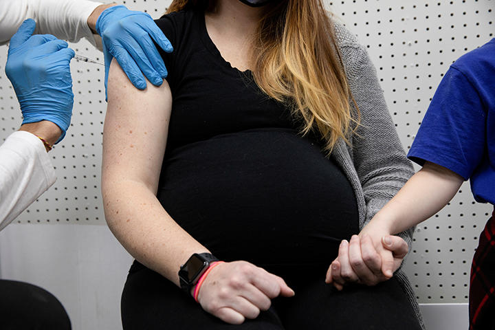 コロナワクチンの接種を受ける妊婦