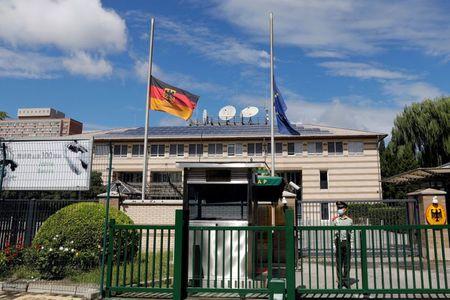 半旗が掲げられた北京のドイツ大使館