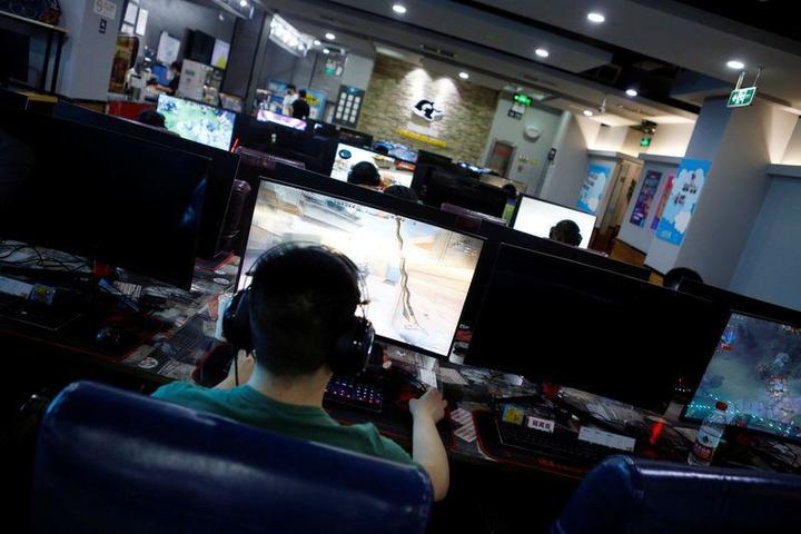 北京のインターネットカフェでオンラインゲームをする人