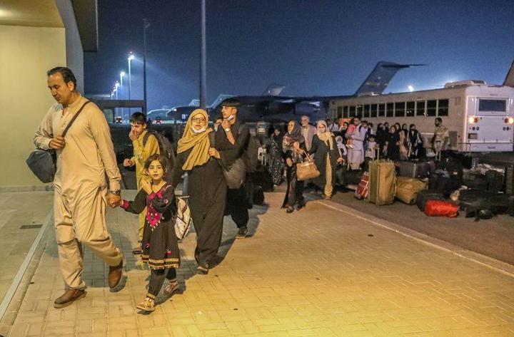 ドーハの空港に到着いたアフガニスタンからの避難民