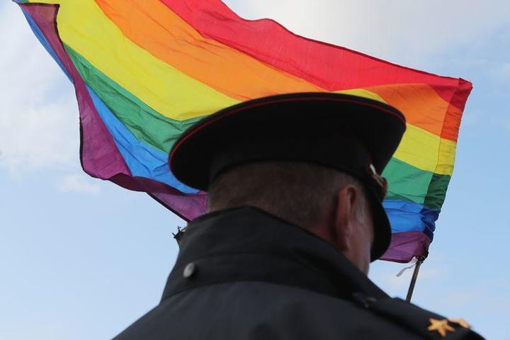 LGBTQの集会を警備するロシア当局者