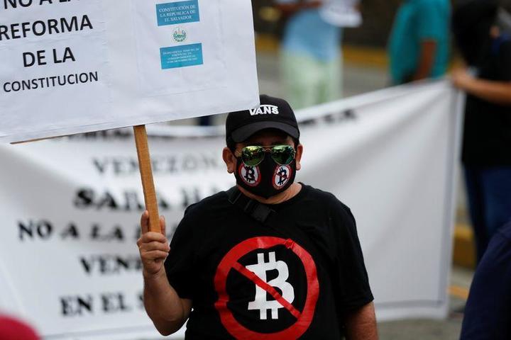 サンサルバドルでビットコインの法定通貨化に反対するデモに参加した男性