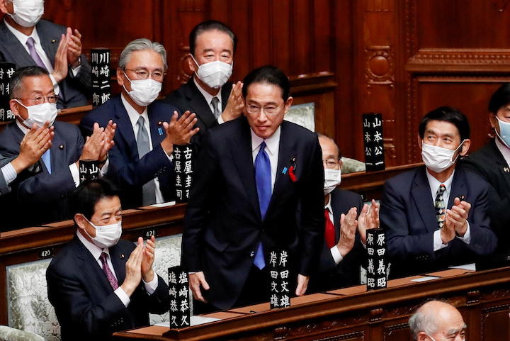 衆議院本会議の首相指名選挙で選出され挨拶をする岸田文雄