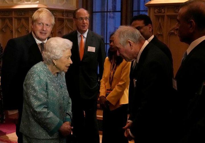 イギリスのエリザベス女王とジョンソン首相