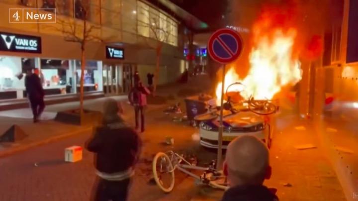 オランダではコロナ規制への抗議デモで市民と警官隊が衝突した