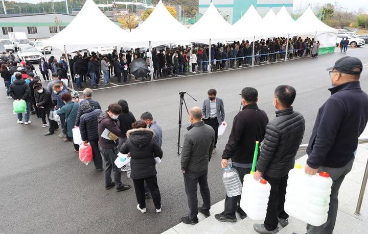 韓国・益山で尿素水を求めて並ぶ人々