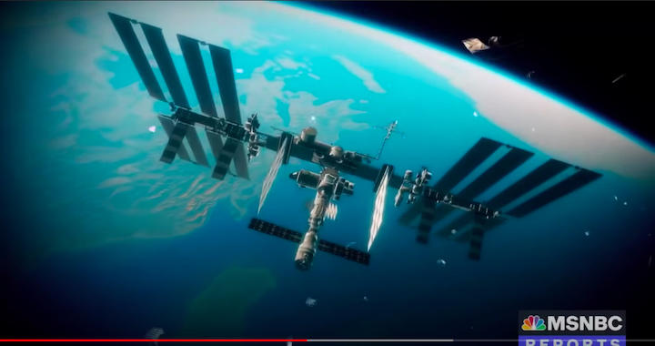 宇宙ゴミに襲われる国際宇宙ステーション（ISS）のイメージ図