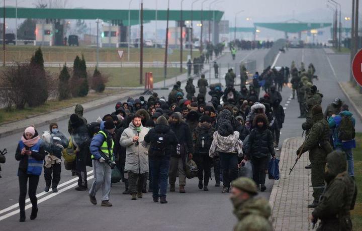ポーランド国境付近の物流センターに向かうベラルーシの移民