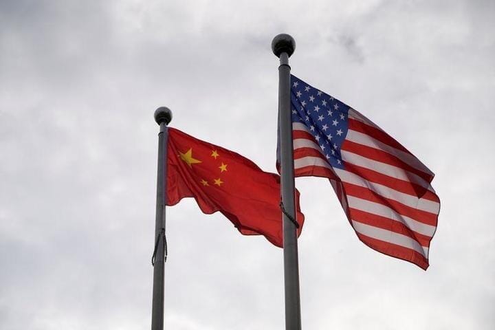 上海で撮影された米国と中国の国旗