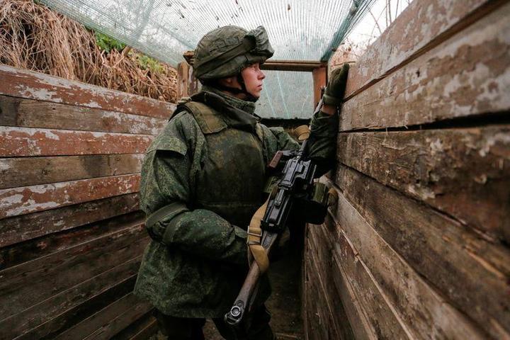ウクライナ東部のドネツクで大規模な演習を実施した親ロシア派の軍隊
