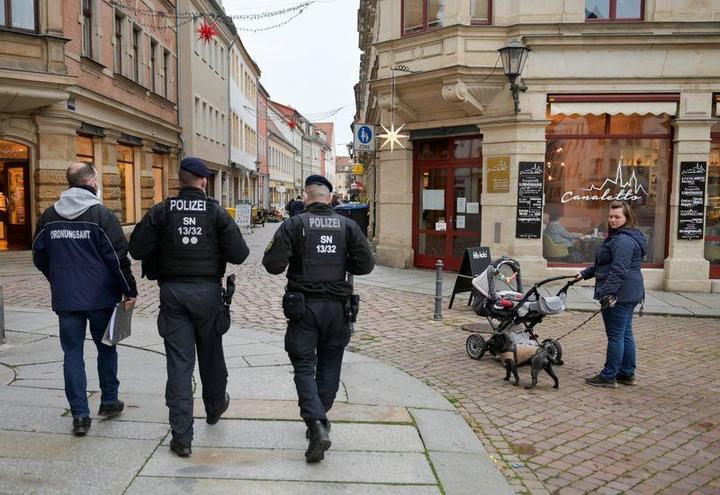 ドイツ・ザクセン州ピルナでコロナ対策が遵守されているかパトロールする警官