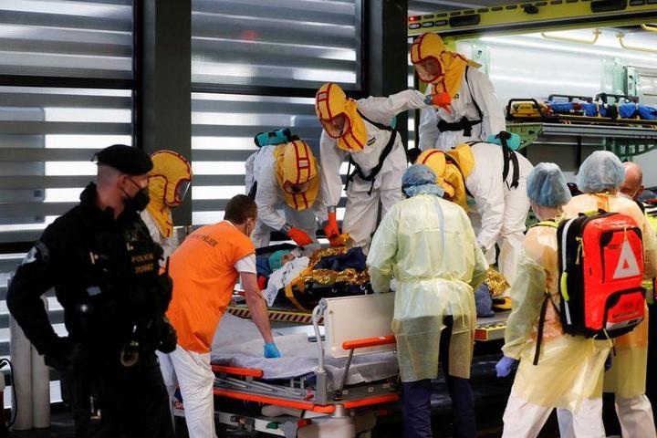 プラハの病院に新型コロナ感染症の患者を搬入するスタッフ