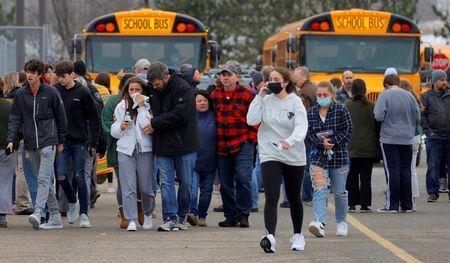 銃乱射事件の起きた米ミシガン州のオックスフォード高校の生徒と保護者たち