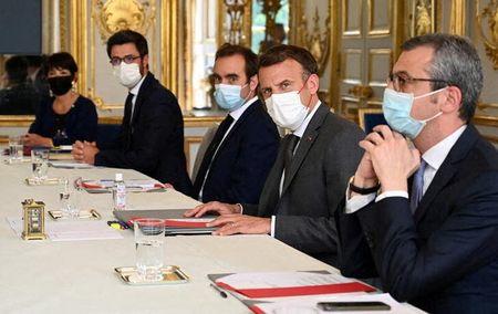ニューカレドニアの代表とパリで会談するフランスのマクロン大統領（右から２人目）
