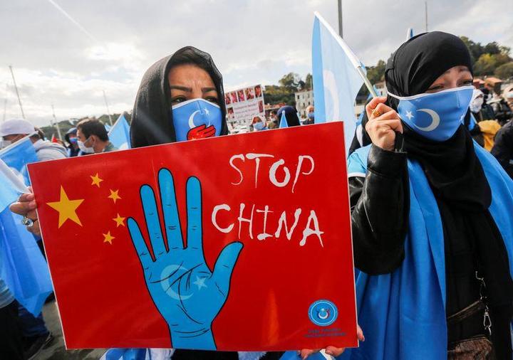 中国に対する抗議活動に参加するウイグル族