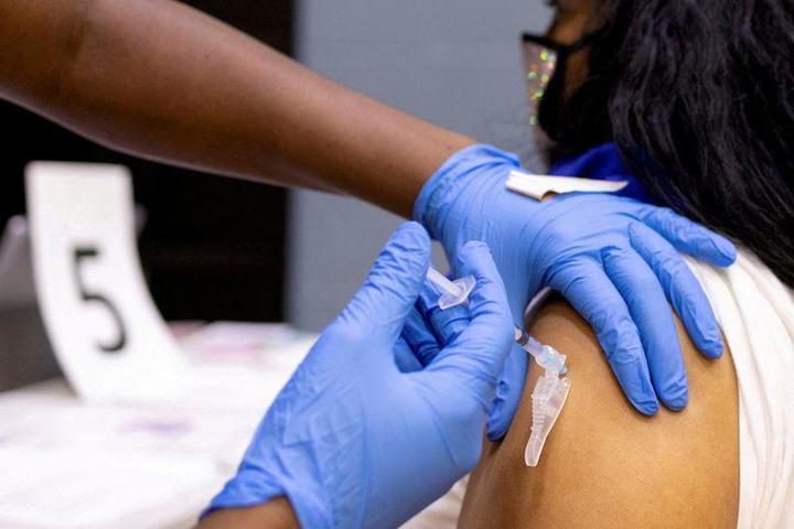 米フィラデルフィアで新型コロナウイルスのワクチン接種を受ける女性