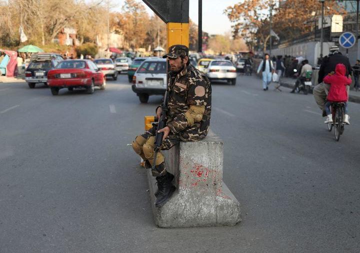 アフガニスタン首都カブールで警備に当たるタリバン兵士