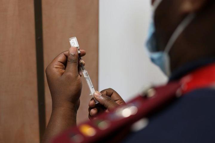 南アフリカ・東ケープ州で新型コロナワクチンを準備する看護師