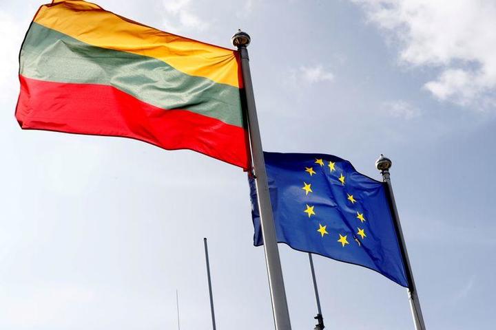 リトアニアの国旗とEUの旗
