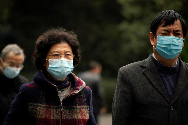中国・上海でマスクをする市民