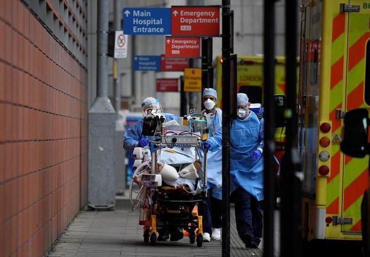 新型コロナウイルス患者を搬送するイギリスの医療スタッフ