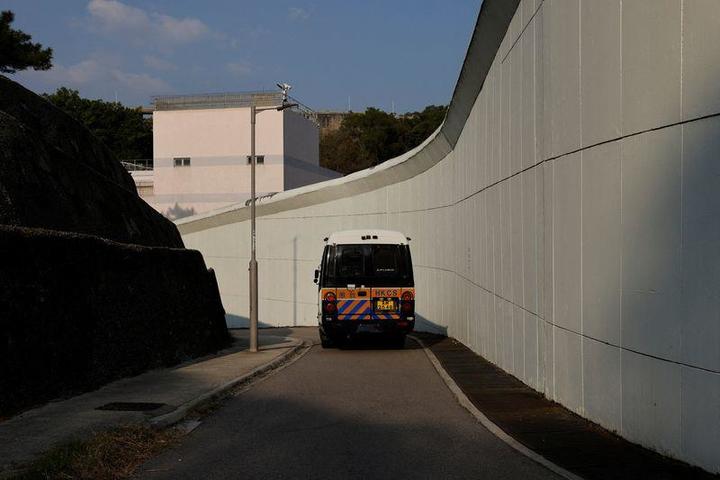 香港の女性用拘置施設の脇を通過するバン