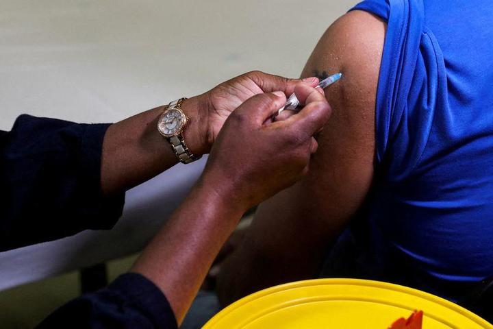 南アフリカのヨハネスブルクで新型コロナウイルスワクチンの接種を受ける人