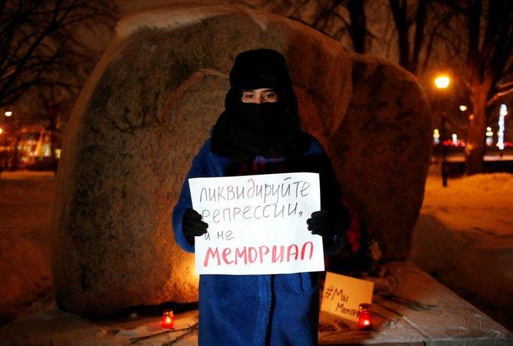 モスクワでプラカードを掲げる「メモリアル」の支持者