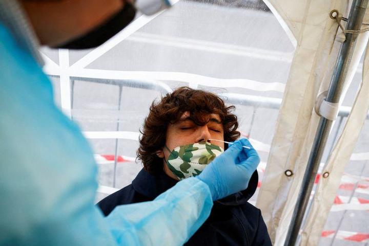 ローマで新型コロナウイルスの検査を受ける人