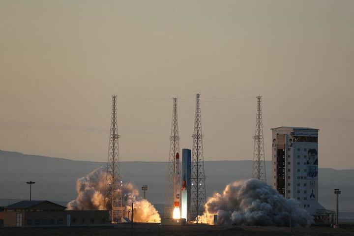 人工衛星を搭載したイランのロケットの打ち上げ