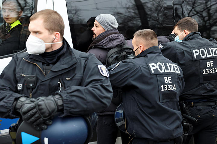 デモ隊を拘束するドイツ警官