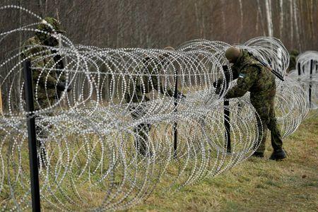 エストニアの国境の有刺鉄線と兵士