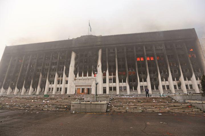 放火されたアルマトイ市庁舎