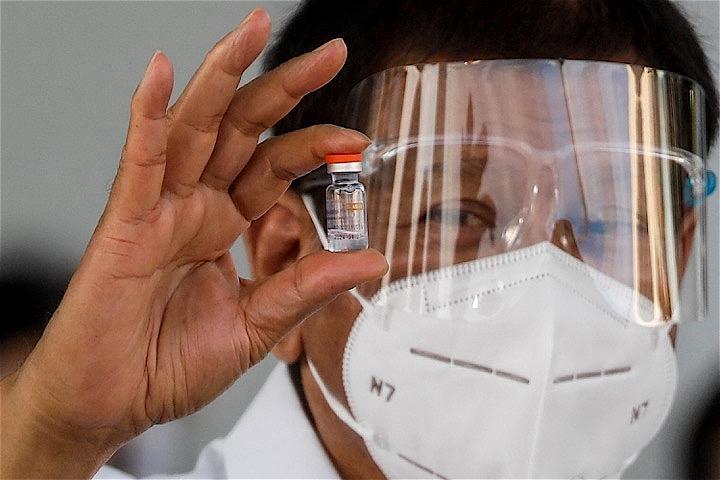 中国製のコロナワクチンを手にするフィリピンのドゥテルテ大統領