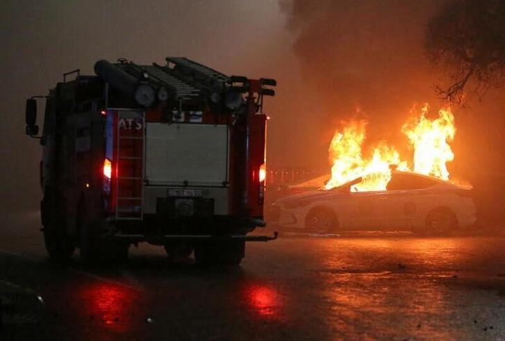 カザフスタン最大都市アルマトイで抗議デモが行われ、警察車両が燃え上がる