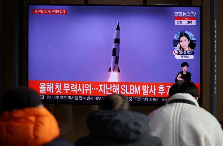 北朝鮮よるミサイル発射を伝えるテレビを見る韓国市民