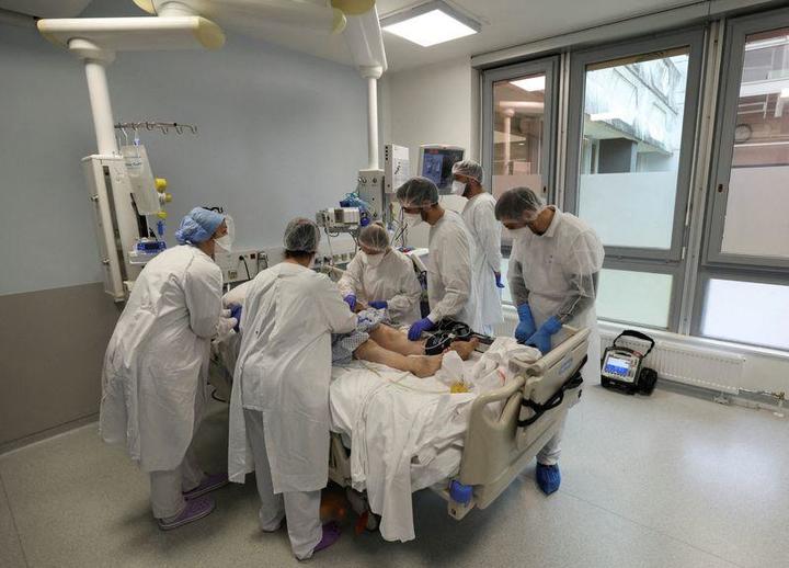新型コロナウイルス患者を治療するフランスの医療従事者