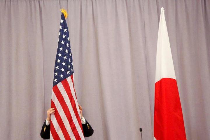 日本国旗と米国国旗