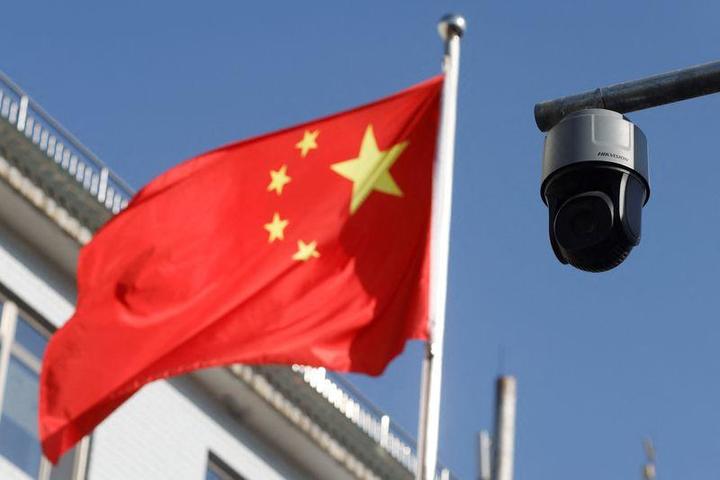 中国旗と監視カメラ