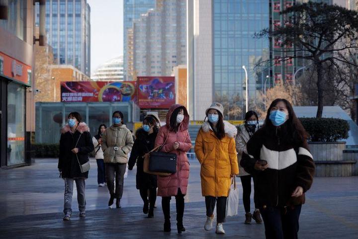 コロナ対策でマスクを付けた北京市民