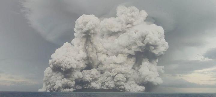 噴火するトンガの海底火山「フンガトンガ・フンガハーパイ」