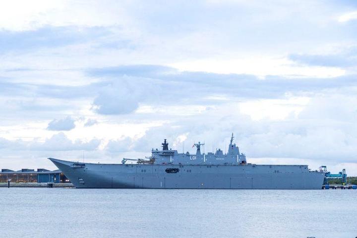 トンガへの出航前の豪軍艦HMASアデレード