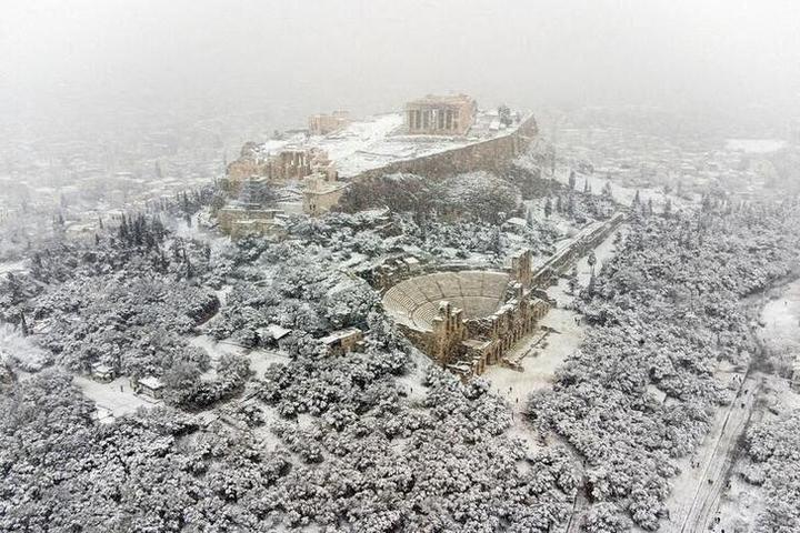 大雪に埋もれるアクロポリスの丘とパルテノン神殿