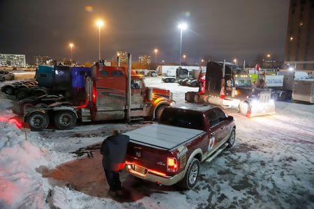 カナダの首都オタワで道路を封鎖しているトラック