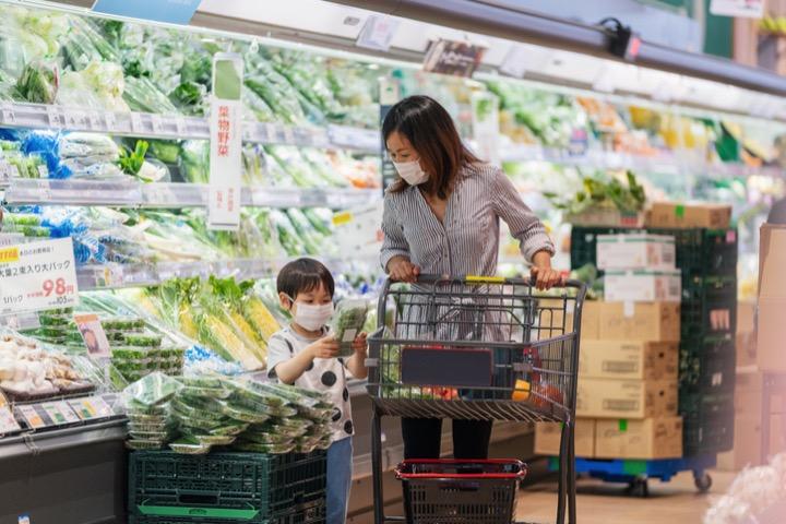 日本のスーパーの野菜コーナー