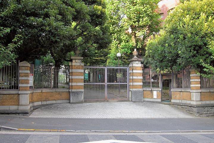 日比谷高校の正門